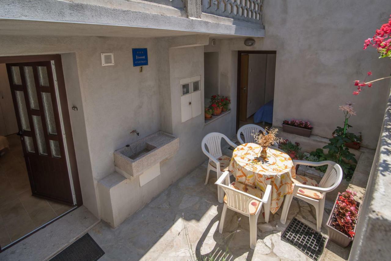 Apartment Andrija Vrbnik Eksteriør billede
